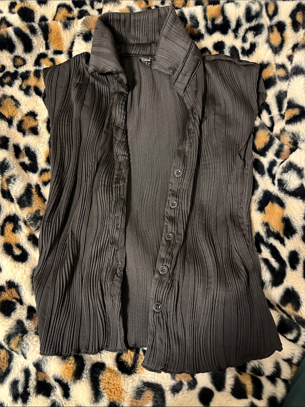 Women’s Sleeveless Pleated Button-Front Top stretch